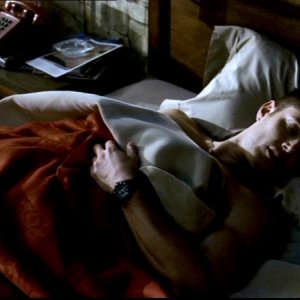 Jensen Ackles nei panni di Dean Winchester mentre dorme dopo una notte di caccia agli spiriti nell'episodio 'La rivolta' di Supernatural