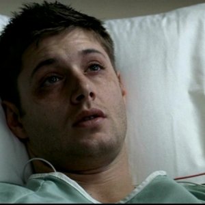 Jensen Ackles nei panni di Dean Winchester mentre è ricoverato in ospedale in fin di vita nell'episodio 'Faith' di Supernatural