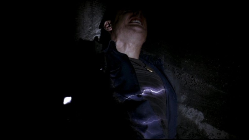Jensen Ackles Nei Panni Di Dean Winchester Mentre Riceve Una Scarica Elettrica Fatale Nell Episodio Faith Di Supernatural 57271
