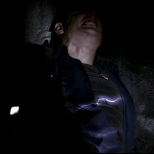 Jensen Ackles nei panni di Dean Winchester mentre riceve una scarica elettrica fatale nell'episodio 'Faith' di Supernatural