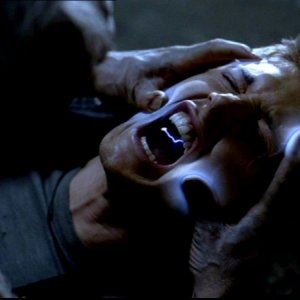 Jensen Ackles nei panni di Dean Winchester mentre viene aggredito da uno spirito malvagio nell'episodio 'La rivolta' di Supernatural