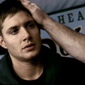 Jensen Ackles nei panni di Dean Winchester mentre viene guarito da Roy Le Grange in 'Faith' di Supernatural