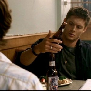 Jensen Ackles, nel ruolo di Dean che subisce uno scherzo dal fratellino minore nell'episodio 'La casa infernale' di Supernatural