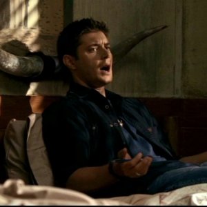 Jensen Ackles, nel ruolo di Dean, in una delle bizzarre stanze di motel nella serie Supernatural, episodio 'La casa infernale'