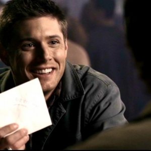 Jensen Ackles nel ruolo di Dean, mostra a Sam il numero di telefono della sua ultima conquista
