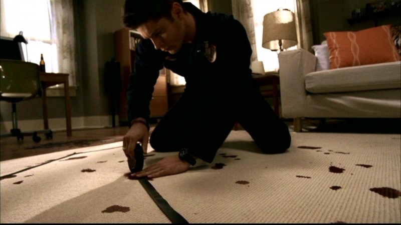 Jensen Ackles Nel Ruolo Di Dean Ricostruisce Un Simbolo Con Del Nastro Adesivo Nell Appartamento Dell Ultima Vittima Nell Episodio Ombre Di Supernatural 57391