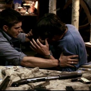 Jensen Ackles, nel ruolo di Dean Winchester, soccorre suo fratello Sam, interpretato da Jared Padalecki, nell'episodio 'Incubi' di Supernatural