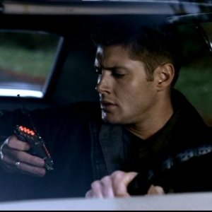 Jensen Ackles nella fedele Impala in un episodio di Supernatural, 'Lo spaventapasseri'