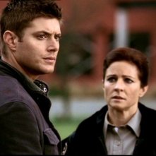 Jessica Steen accanto a Jensen Ackles. Jessica è l'agente Kathleen, una poliziotta che aiuta Dean (Ackles) a ritrovare Sam, nell'episodio 'La famiglia Bender' di Supernatural