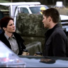 Jessica Steen e Jensen Ackles. Jessica è l'agente Kathleen, una poliziotta che aiuta Dean (Ackles) a ritrovare Sam, nell'episodio 'La famiglia Bender' di Supernatural