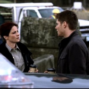Jessica Steen e Jensen Ackles. Jessica è l'agente Kathleen, una poliziotta che aiuta Dean (Ackles) a ritrovare Sam, nell'episodio 'La famiglia Bender' di Supernatural
