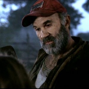 John Dennis Johnston, nel ruolo del patriarca, nell'episodio 'La famiglia Bender' del serial Supernatural
