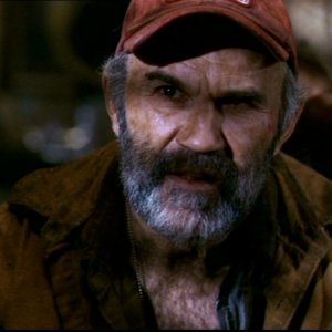 John Dennis Johnston, nel ruolo del patriarca, nell'episodio 'La famiglia Bender' di Supernatural