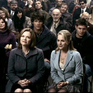 Julie Benz, Gillian Barber, Jensen Ackles e Jared Padalecki nell'episodio 'Faith' di Supernatural