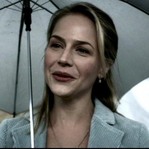 Julie Benz, nei panni di Layla Rohr, una giovane donna malata di cancro, nell'episodio 'Faith' di Supernatural