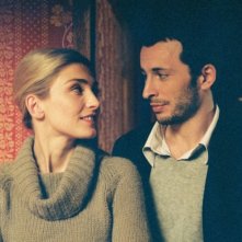 Julie Gayet e Michaël Cohen in una scena del film Solo un bacio per favore