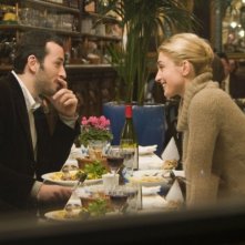 Julie Gayet e Michaël Cohen in una sequenza del film Solo un bacio per favore