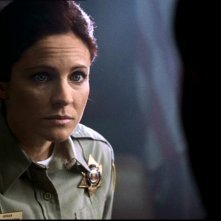 L'agente Kathleen, la poliziotta che aiuta Dean a ritrovare Sam, è interpretata da Jessica Steen nell'episodio 'La famiglia Bender' di Supernatural