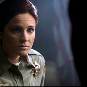 L'agente Kathleen, la poliziotta che aiuta Dean a ritrovare Sam, è interpretata da Jessica Steen nell'episodio 'La famiglia Bender' di Supernatural