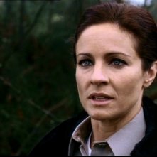 L'agente Kathleen, la poliziotta che aiuta Dean a ritrovare Sam, interpretata da Jessica Steen nell'episodio 'La famiglia Bender' di Supernatural