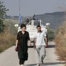 Nada Abou Farhat e Georges Khabbaz in una sequenza del film Sotto le bombe