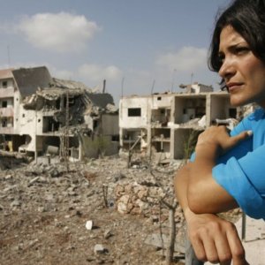 Nada Abou Farhat in una scena del film Sotto le bombe