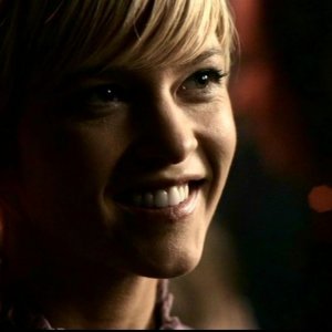 Nicki Lynn Aycox in una scena dell'episodio 'Ombre' di Supernatural