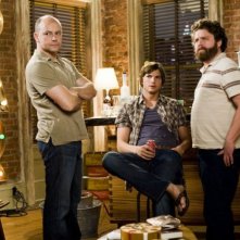Rob Corddry, Ashton Kutcher e Zach Galifianakis in una scena del film Notte brava a Las Vegas