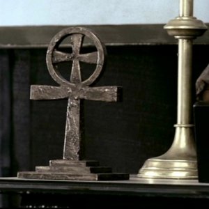 Un oggetto inquietante sull'altare di un guaritore nell'episodio 'Il guaritore' di Supernatural