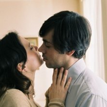 Virginie Ledoyen ed Emmanuel Mouret in una scena del film Solo un bacio per favore