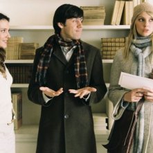 Virginie Ledoyen, Emmanuel Mouret e Frédérique Bel in una scena del film Solo un bacio per favore