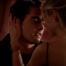 Adam Kaufman e Sarah Michelle Gellar in una scena dell'episodio 'L'accecante luce del giorno' della quarta stagione di Buffy - L'ammazzavampiri