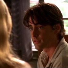Adam Kaufman in una scena dell'episodio 'L'accecante luce del giorno' della quarta stagione di Buffy - L'ammazzavampiri