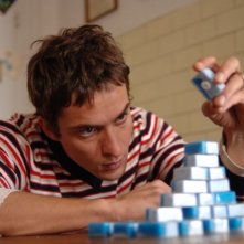 Alessandro Tiberi in una sequenza de L'amore non basta