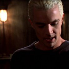 James Marsters in una scena dell'episodio 'L'accecante luce del giorno' della quarta stagione di Buffy - L'ammazzavampiri