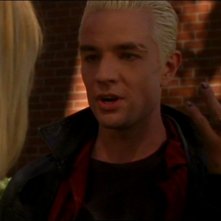 James Marsters in una sequenza dell'episodio 'L'accecante luce del giorno' della quarta stagione di Buffy - L'ammazzavampiri