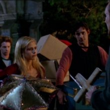 Nicholas Brendon, Sarah Michelle Gellar, Seth Green e Anthony Head in una scena dell'episodio 'La matricola' della quarta stagione di Buffy - L'ammazzavampiri
