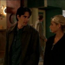Sarah Michelle Gellar e Adam Kaufman in una scena dell'episodio 'L'accecante luce del giorno' della quarta stagione di Buffy - L'ammazzavampiri
