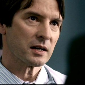 Adrian Hough nel ruolo del diabolico dottore in 'Qualcosa di stregato' di Supernatural
