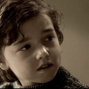 Alex Ferris nei panni del giovane Sam Winchester nell'episodio 'Qualocsa di stregato' in Supernatural