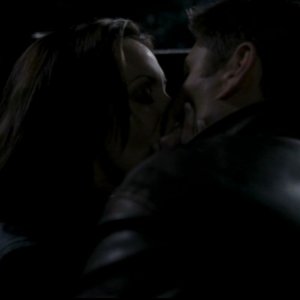 Anne Openshaw, nel ruolo della vampira Kate, mentre bacia Dean, Jensen Ackles, nell'episodio 'Dead man's blood' di Supernatural
