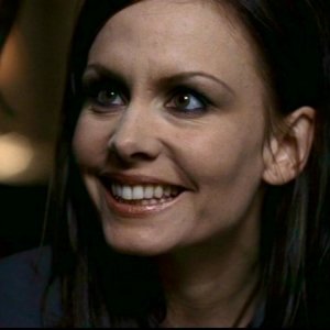 Un primo piano di Anne Openshaw, nel ruolo della vampira Kate, nell'episodio 'Dead man's blood' di Supernatural