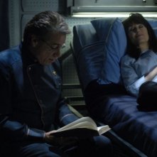 Edward James Olmos e Mary McDonnell in una scena dell'episodio 'Escape Velocity' della quarta stagione di Battlestar Galactica