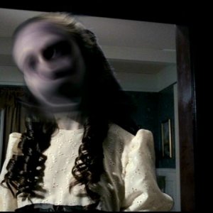 Il fantasma della bambina malefica nell'episodio 'Il quadro maledetto' nella serie Supernatural