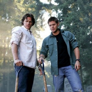 Jared Padalecki con Jensen Ackles nell'episodio 'Quello che è morto dovrebbe restare morto' della serie Supernatural