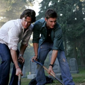 Jared Padalecki e Jensen Ackles in una scena di 'Children shouldn't play with dead things' della serie Supernatural
