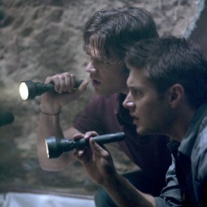 Jared Padalecki accanto a Jensen Ackles nell'episodio 'Children shouldn't play with dead things' della serie Supernatural