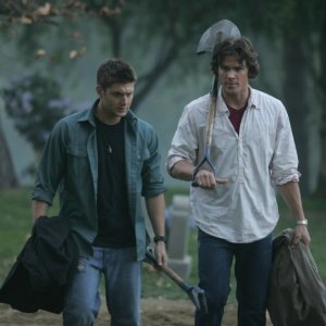Jared Padalecki e Jensen Ackles nell'episodio 'Children shouldn't play with dead things' di Supernatural (stagione 2)