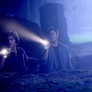 Torce accese per Jared Padalecki e Jensen Ackles nell'episodio 'Children shouldn't play with dead things' della serie Supernatural
