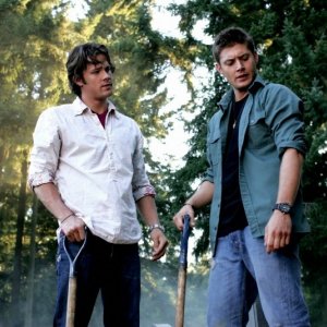 Padalecki e Ackles nell'episodio 'Children shouldn't play with dead things' della serie Supernatural